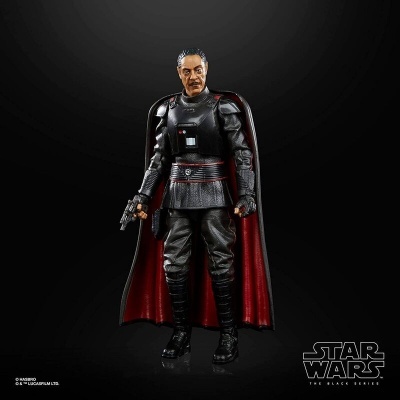 Figura colecionável de personagem Star Wars com uniforme preto e capa vermelha em fundo preto