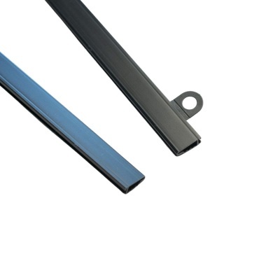 Dois tubos metálicos, azul claro e preto, com suporte circular no tubo preto sobre fundo branco