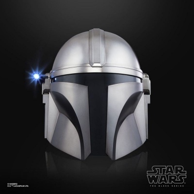 Capacete prateado Star Wars com viseira preta e luz azul