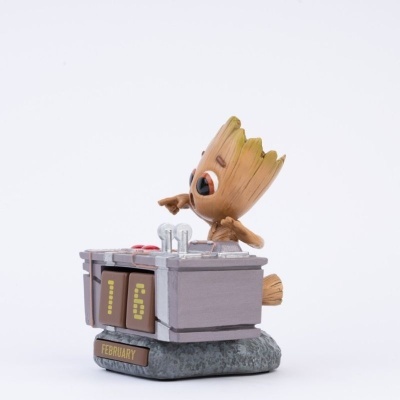 Figura de Baby Groot em resina com calendário e base