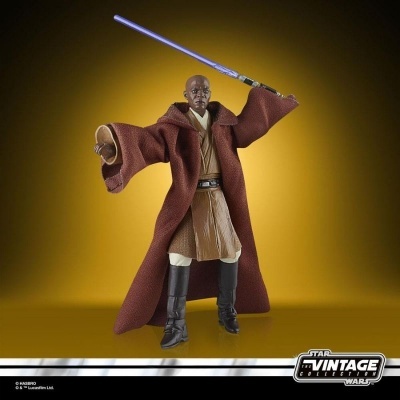 Figura de ação Mace Windu com sabre de luz azul em fundo amarelo