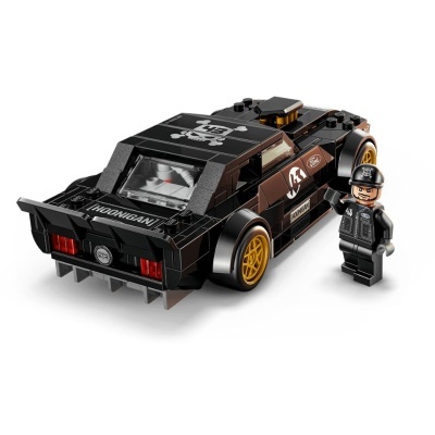 Carro de blocos de construção preto com adesivos e mini figura a lado