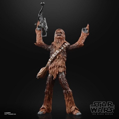 Figura de ação do Chewbacca de Star Wars com arma e faixa de munição, fundo preto.