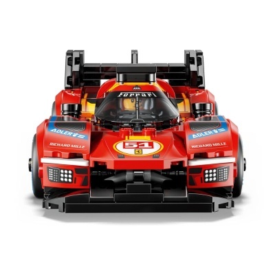 Carro de corrida de brinquedo vermelho com detalhes pretos e inscrições visíveis