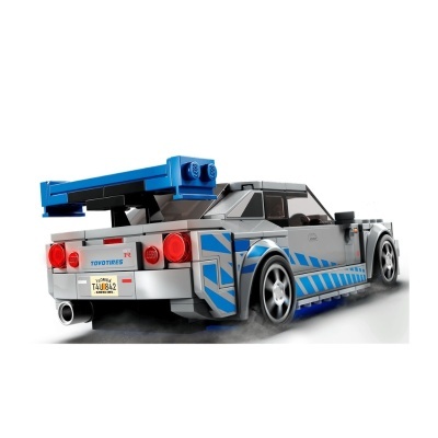 Modelo cinza e azul de carro de brinquedo construído com peças de montar, visto de trás com luzes vermelhas e fumo por baixo