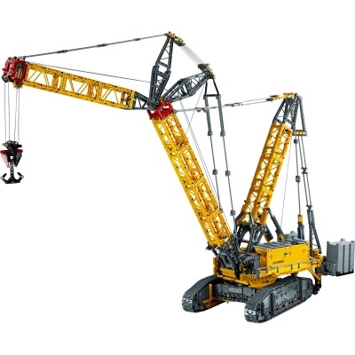 Modelo de grua LEGO amarela e preta com lança articulada e base de lagartas sobre fundo branco