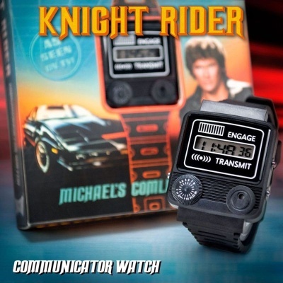 Relógio digital comunicador preto com embalagem do Knight Rider ao fundo