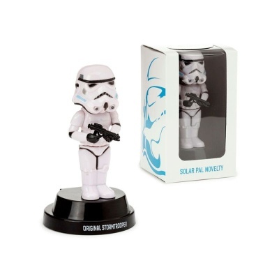 Boneco Stormtrooper branco com arma preta numa base preta com texto e caixa branca com imagem azul e texto