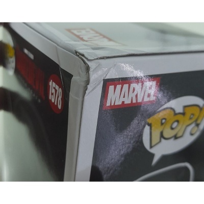 Caixa de embalagem Marvel Pop! danificada no canto