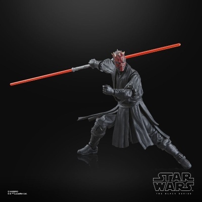 Figura de ação de Darth Maul com sabre de luz vermelho em fundo preto