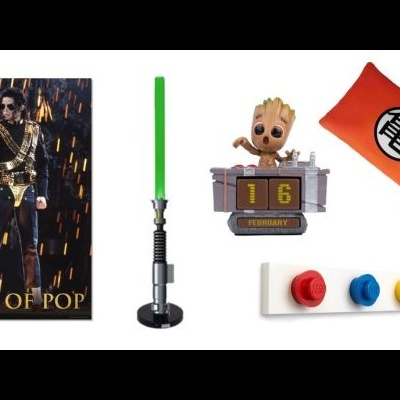 Várias decorações incluindo poster Michael Jackson, sabre de luz, almofada, figura Baby Groot com calendário e lâmpadas coloridas.