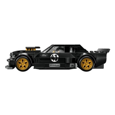 Modelo miniatura de carro de corrida preto com rodas douradas e logos