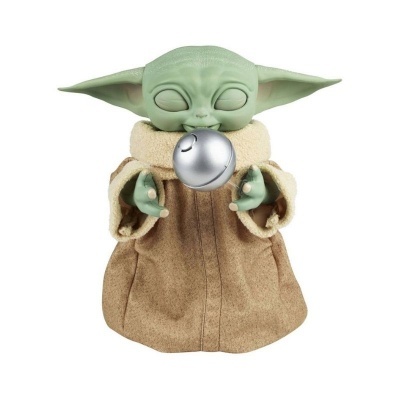Figura colecionável Baby Yoda em tecido castanho e plástico verde segurando bola prateada