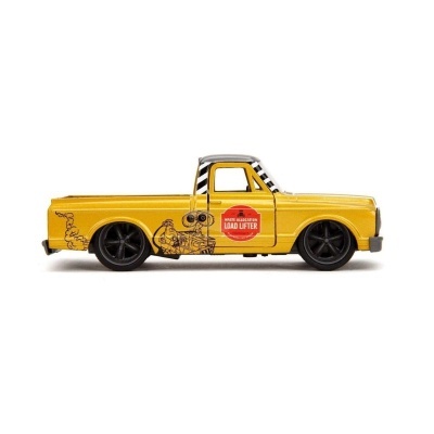 Carrinha em miniatura amarela com desenhos e texto na lateral