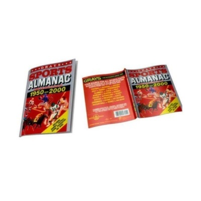 Livro Sports Almanac 1950-2000 com capa vermelha, amarela e preta e imagens de desporto.