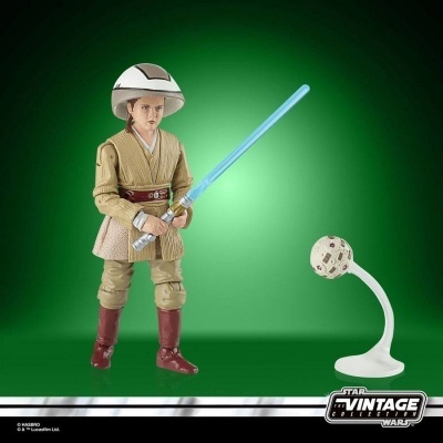 Figura de ação Star Wars com gravata azul e capacete em fundo verde