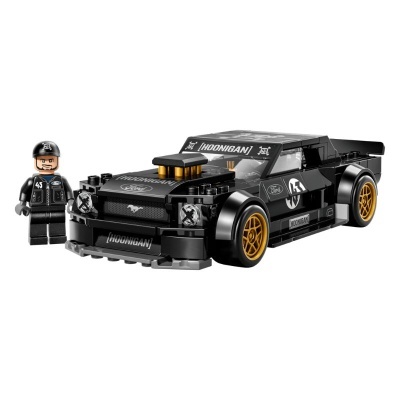 Carro desportivo preto de brinquedo com mini figura masculina