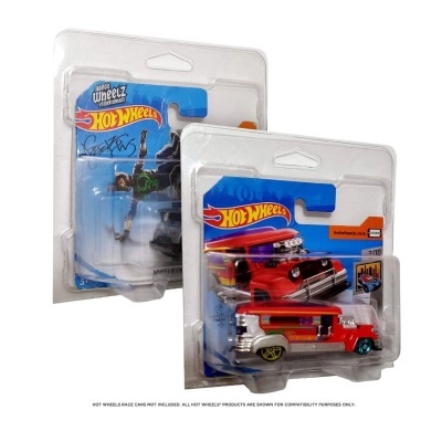 Brinquedos Hot Wheels embalados, incluindo carro vermelho e figura humana.