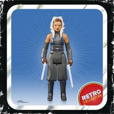 Figura de ação da personagem Ahsoka Tano com espadas em fundo azul e selo RETRO COLLECTION