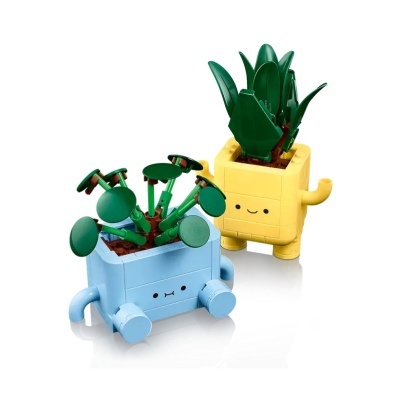 Miniaturas de vasos com plantas feitas de peças de construção, azul e amarelo, com carinhas sorridentes.