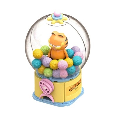 Máquina de bolinhas com figura do Garfield no interior e bolas coloridas