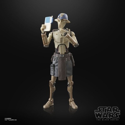 Figura robótica Star Wars com capacete azul e saia escura segurando dispositivo em fundo preto