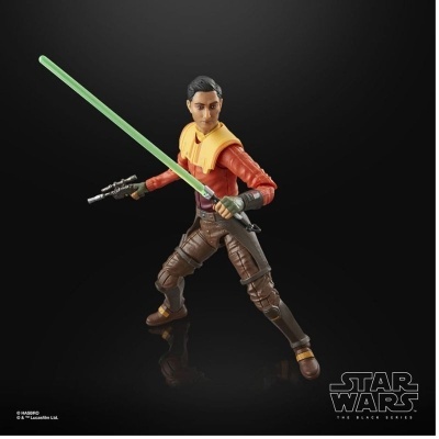 Figura de ação Star Wars com sabre de luz e arma, fundo preto