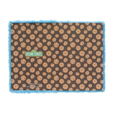 Tapete retangular com padrão de bolachas e borda azul