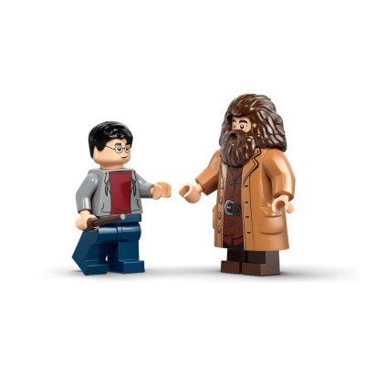 Duas figuras Lego de personagens com roupas e acessórios distintos