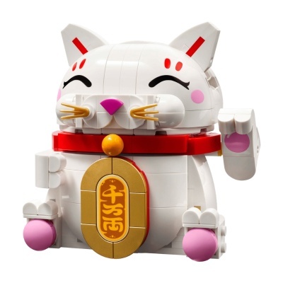 Figura de gato branco de blocos de construção com detalhes cor-de-rosa e acessórios dourados e vermelhos