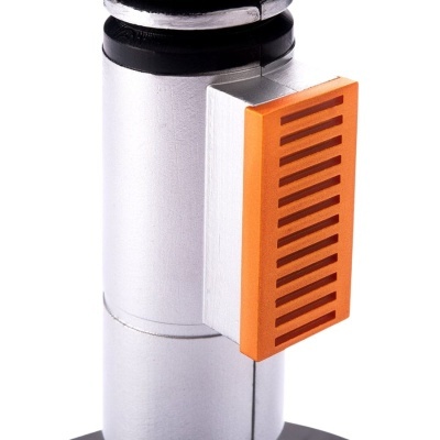 Produto metálico com peça laranja com ranhuras