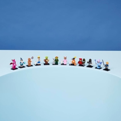 Mini-figuras estilo LEGO coloridas em linha sobre fundo azul