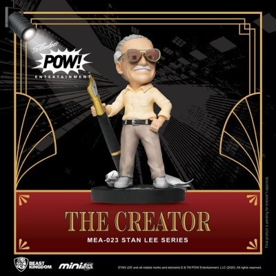 Figura bobblehead de Stan Lee com roupa bege e caneta gigante, em caixa decorativa vermelha e preta.