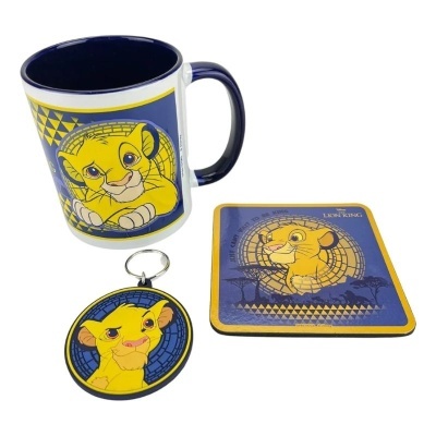 Conjunto de caneca, porta-chaves e descanso de copo do Rei Leão com imagens do personagem Simba em fundo azul e amarelo.
