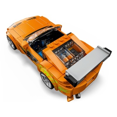 Carro desportivo laranja feito de blocos tipo LEGO visto de cima