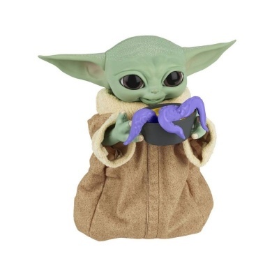 Figura Baby Yoda com manto castanho segurando polvo roxo