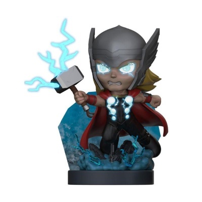 Figura decorativa de Thor com martelo e efeitos azuis