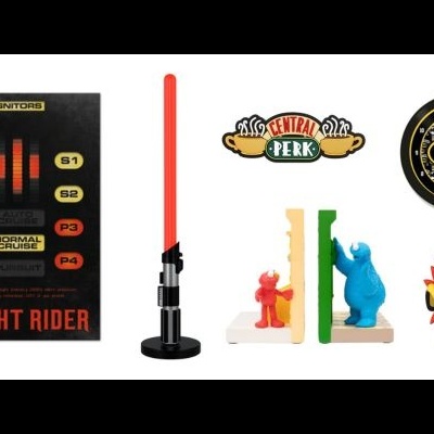 Objetos decorativos de temas variados como Knight Rider, Star Wars, Central Perk, Batman e um rosto de leão colorido