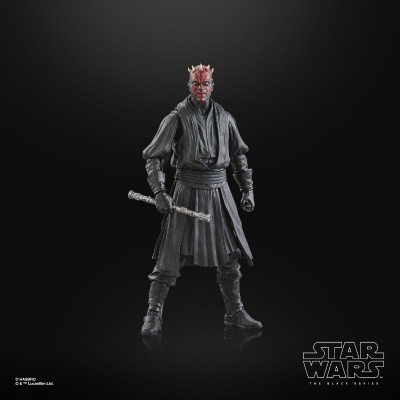 Figura de ação Darth Maul do Star Wars com roupa preta e bastão duplo