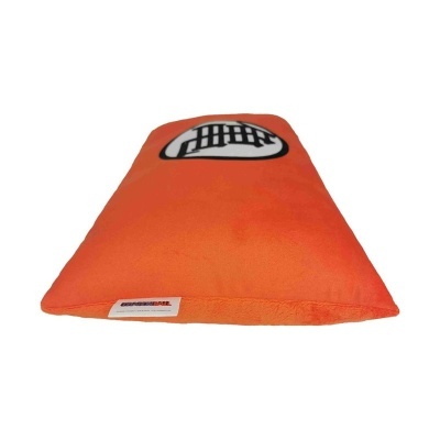 Almofada rectangular laranja com logótipo preto e branco e etiqueta DRAGON BALL