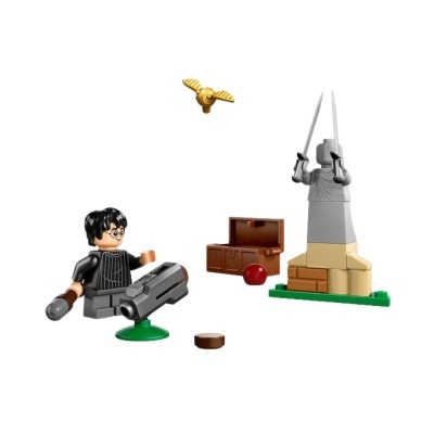 Conjunto de blocos de construção com mini-figura, catapulta, baú e estátua cinzenta com espadas