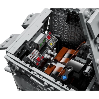 Interior de veículo em blocos de montar plástico com painéis de controle coloridos e assentos castanhos