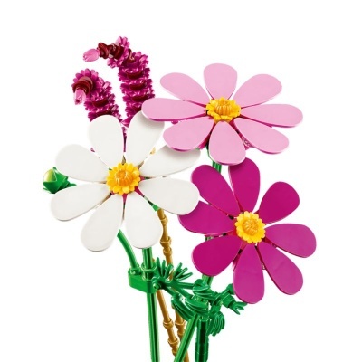 Flores de plástico LEGO nas cores rosa, branco e roxo com caules verdes e amarelos.