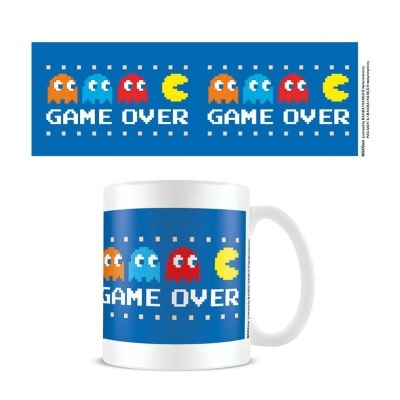 Caneca branca com design Pac-Man e texto GAME OVER em fundo azul