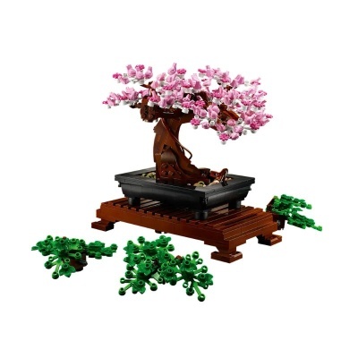 Miniatura de árvore bonsai feita de LEGO com flores cor-de-rosa e suporte preto