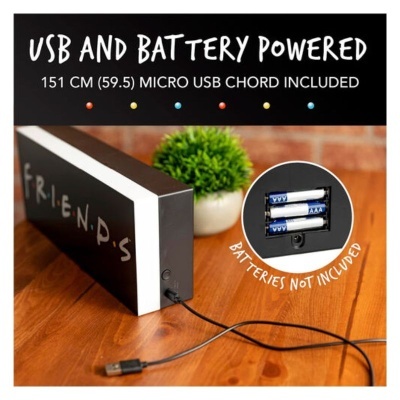 Caixa luminosa FRIENDS com cabo USB e bateria AAA não incluída sobre mesa de madeira