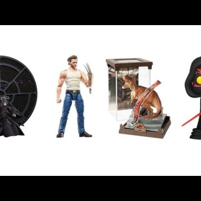 Figuras colecionáveis de personagens variados como Vader, Wolverine, dinossauro em caixa de vidro, e Darth Maul Star Wars.