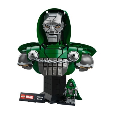 Boneco LEGO Doctor Doom Marvel com mini figura e base preta