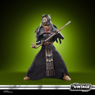 Figura de ação Star Wars Vintage com lança e máscara em fundo verde