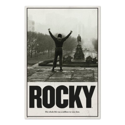 Poster preto e branco de Rocky com homem de braços erguidos numa escadaria e texto grande ROcKY